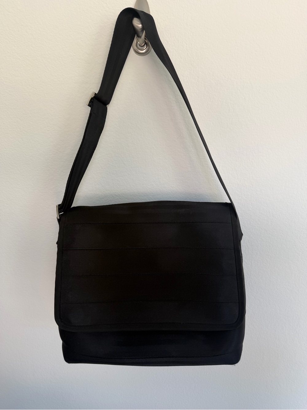 HARVEYS Black Seatbelt Foldover Messenger Bag Crossbody Purse